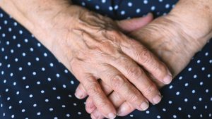 101 jaar oude oma, gevlucht voor Tweede Wereldoorlog, krijgt vaccin en gaat viral