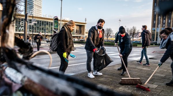 Burgers helpen stadsreiniging Eindhoven troep opruimen na rellen