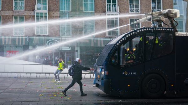 Klap van waterkanon levert Denisa schedelbreuk en 18 hechtingen op