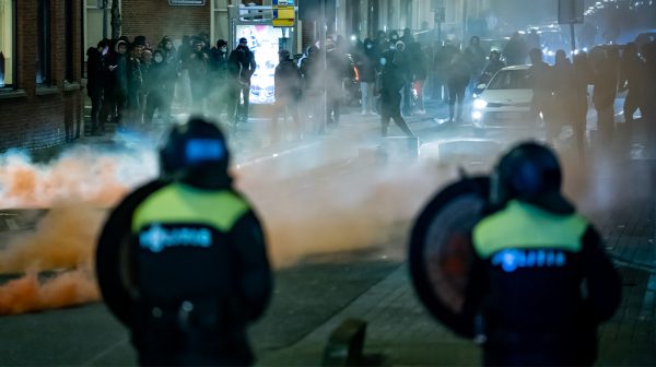 Rellen in Rotterdam en Geleen, politie grijpt hard in_