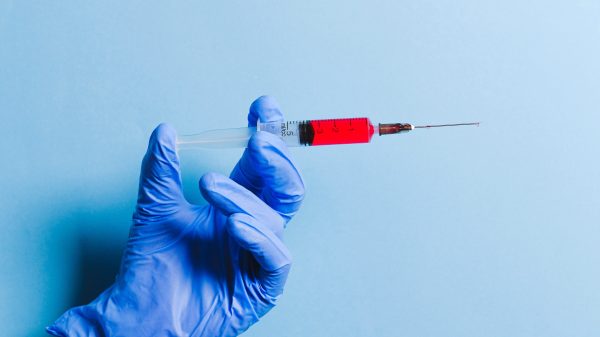 Klachten na een corona vaccinatie zijn meestal kort en mild