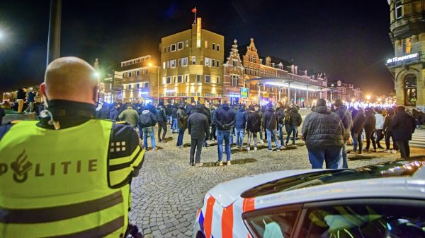 Voetbalsupporters vormen front tegen relschoppers