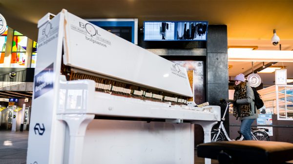 Centraal Station Eindhoven krijgt nieuwe piano dankzij groep gulle inwoners_