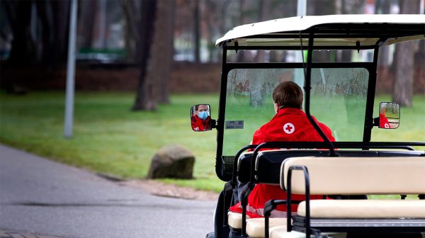 Rode Kruis gaat mensen met beperking vervoeren van en naar priklocaties_