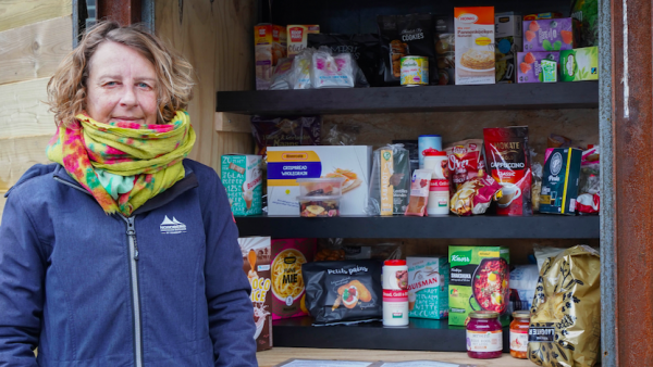 Gettie heeft een voedseldeelkast in haar voortuin: 'Kleine manier om iets liefs te doen'