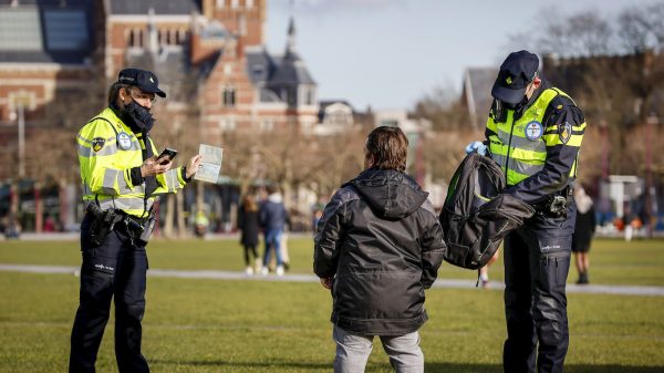 Noodbevel afgekondigd voor hele stad Apeldoorn, dertig arrestaties in Amsterdam