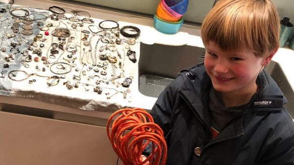 Jongensdroom komt uit: magneetvisser Felix (7) vindt tas vol juwelen in vijver