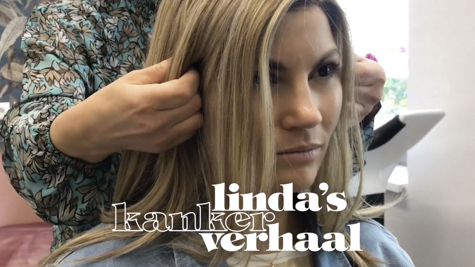 In vlog 8 neemt Linda je mee pruiken passen: 'Misschien ga ik wel voor blond'