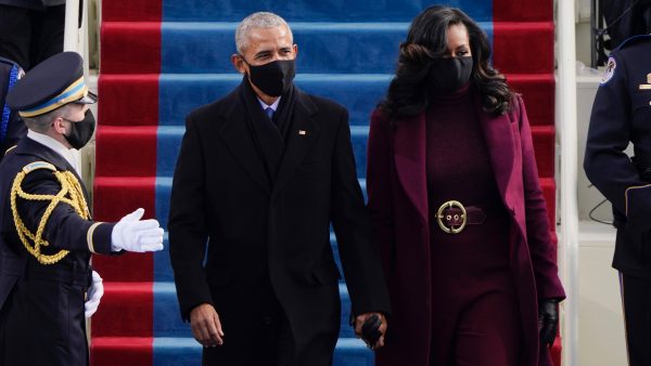 Zo klautert Catherina Zeta-Jones door een dik pak sneeuw, is Snelle met Suzan & Freek aan De Overkant en heeft Michelle Obama haar look-a-like gevonden. 