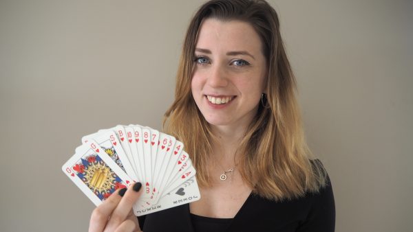 Indy gaat viral met haar genderneutrale spelkaarten