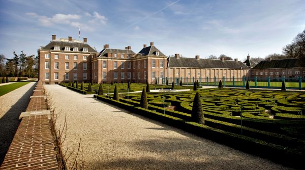 Monumentale bomenlanen Paleis het Loo mogen gekapt worden