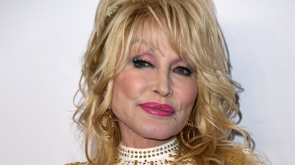 Dolly Parton (75) wacht ondanks haar leeftijd nog even met coronaprik
