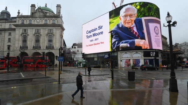 Overleden coronaheld Tom Moore krijgt nationaal applaus