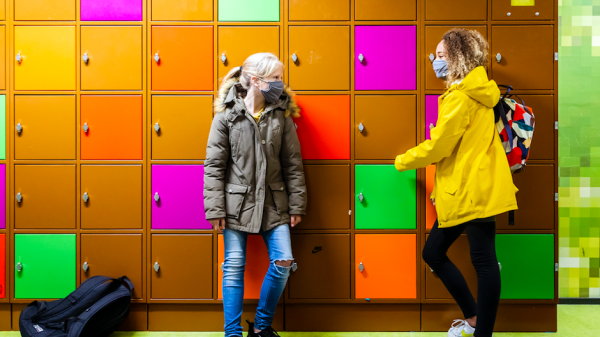 'Middelbare scholen vanaf volgende week open, avondklok blijft nog'