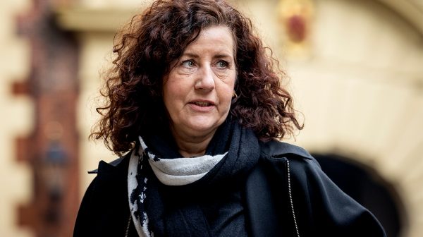 Van Engelshoven- 'Laat studenten met vertraging niet zelf de rekening betalen'_