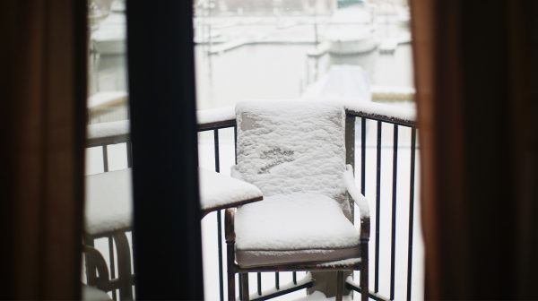 Moeder (zonder jas) in vrieskou buitengesloten op balkon door dochter (1)_