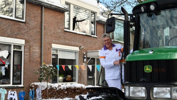 Kraamverzorgster Jolanda trotseert met tractor de sneeuw om te helpen bij baby Luuk