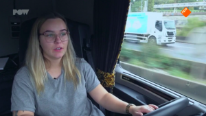Thumbnail voor Nuchtere Louise (21) toont in 'Meiden Die Rijden' leven als truckster: 'Gas geven'