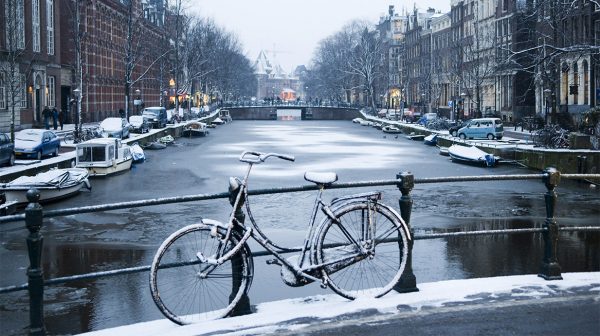 Man die ijs op Amsterdamse gracht kapot vaart op de bon geslingerd_