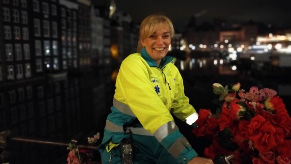 Ambulancemedewerker Annemiek reed naar ongeluk eigen zoon en schreef er een boek over