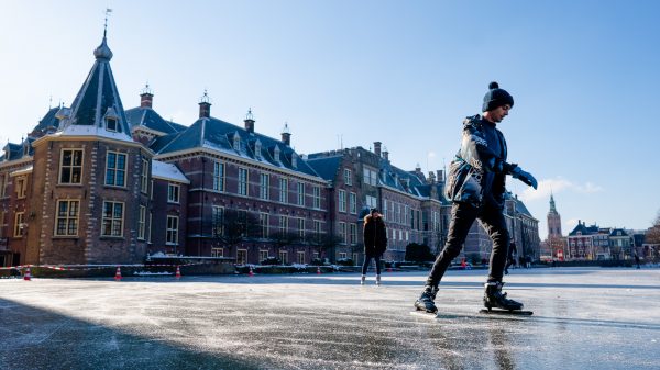Politie helpt schaatsers van smeltende Hofvijver af