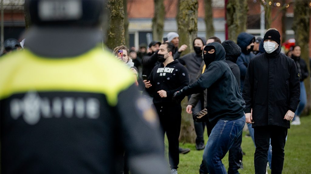 Zestien verdachten rellen Museumplein herkend en aangehouden_