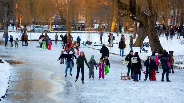 Kabinet, burgemeesters en ijsverenigingen roepen op: ‘School niet samen op het ijs’