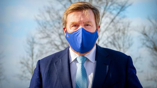 Koning Willem-Alexander verruilt zijn bekende blauwe pak voor een trui: 'Best uniek'