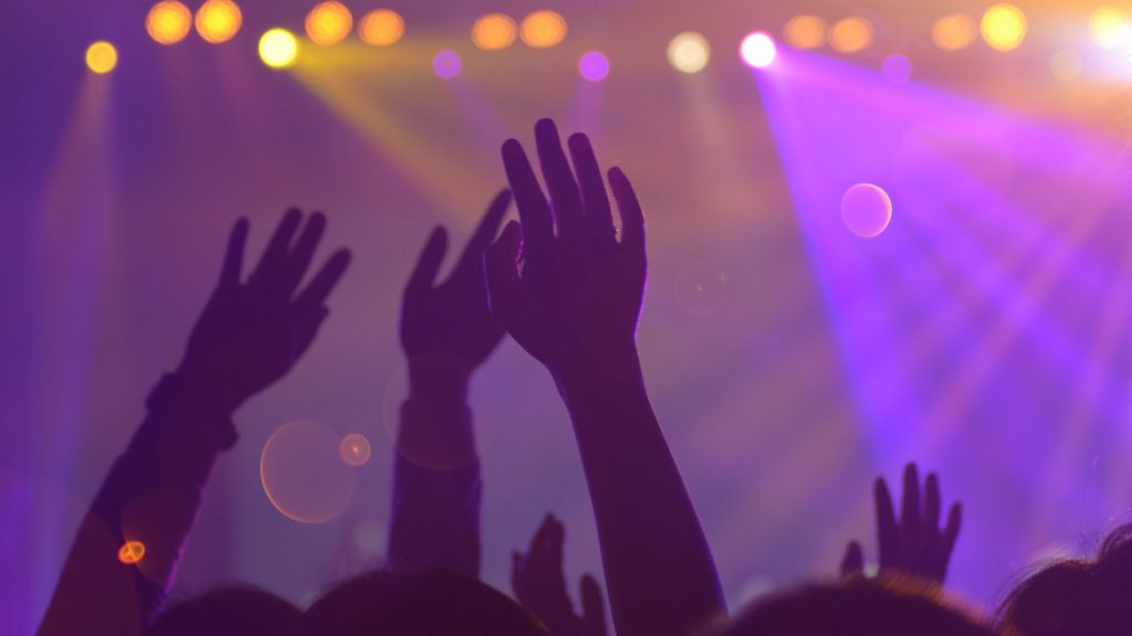 Opnieuw illegale feesten met tientallen mensen beëindigd in het land