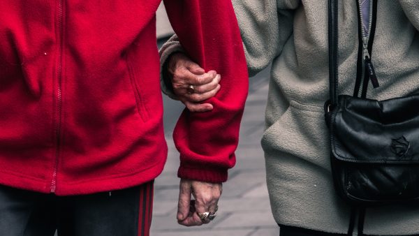 Een gesloten grens kan dit bejaarde koppel niet tegenhouden: 'Liefde is het beste wat er is'