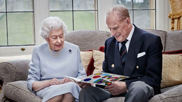 Drie achterkleinkinderen erbij voor Britse koningin Elizabeth en Philip