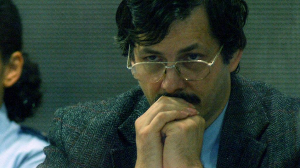 Marc Dutroux mag niet meer in korte broek werken in de gevangenis, dus gaat hij in staking
