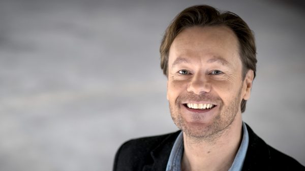 Gijs Staverman deelt foto van zijn kale hoofd tijdens haartransplantatie