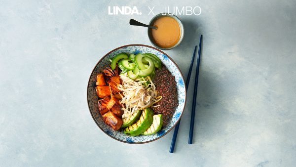 Er hangt lente in de lucht: proef deze warme sushibowl met zalm uit het weekmenu