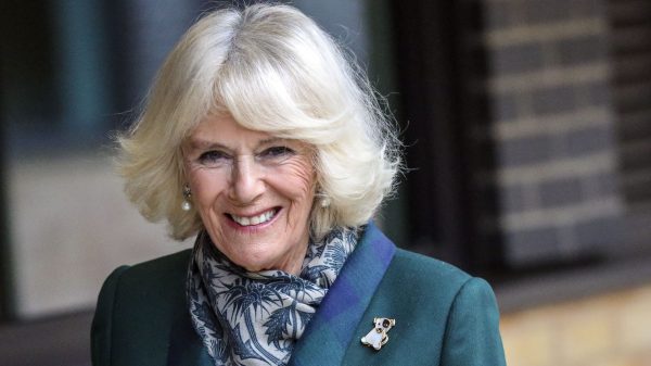 Camilla blijkt onverwacht stijlicoon, sneakers in no time uitverkocht