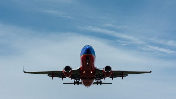 Vliegtuig verliest onderdelen boven Maastricht
