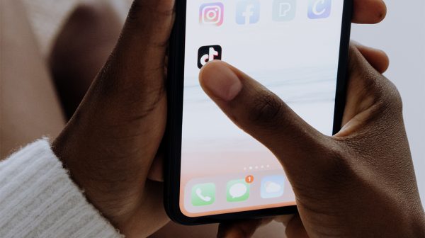 Dierenrechtenactiviste (56) verbannen van TikTok na seksueel getinte grap naar tiener