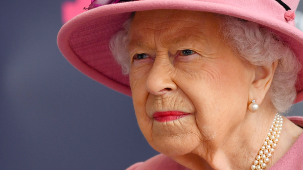 Koningin Elizabeth heeft het zwaar: 'Boos, teleurgesteld en een traantje moeten wegpinken'