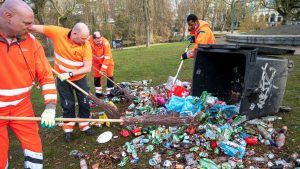 Thumbnail voor Bekend Nederland boos om achtergelaten afval in Vondelpark: 'Om te janken'