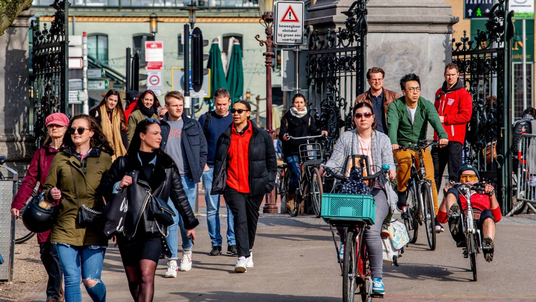 Gemeente Amsterdam sluit het Vondelpark vanwege drukte