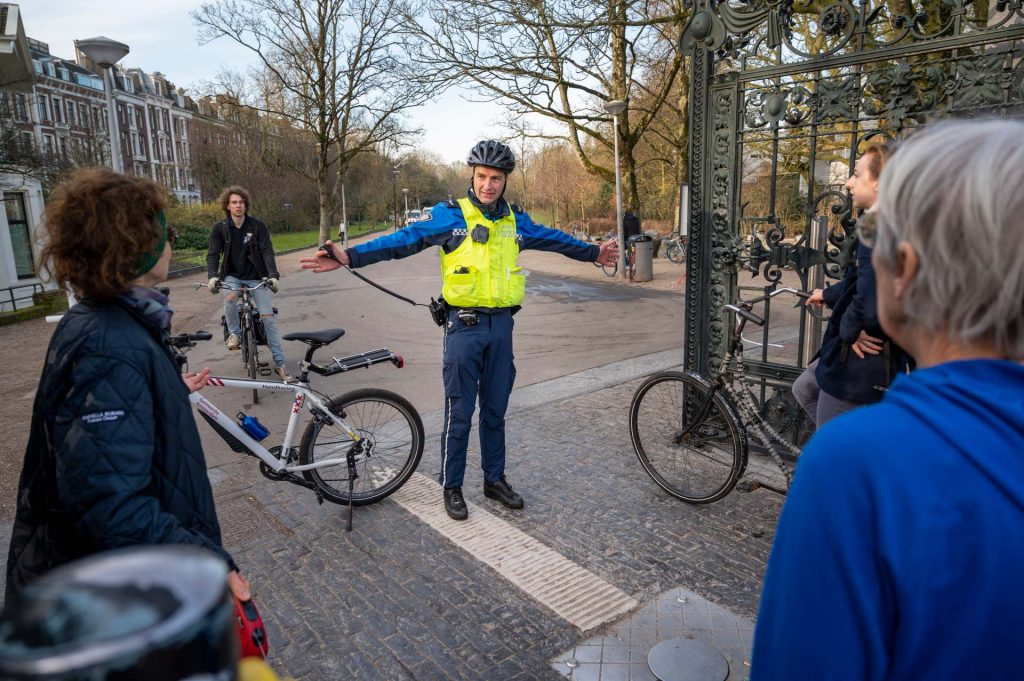 Gemeente Amsterdam sluit het Vondelpark vanwege drukte, foto ANP