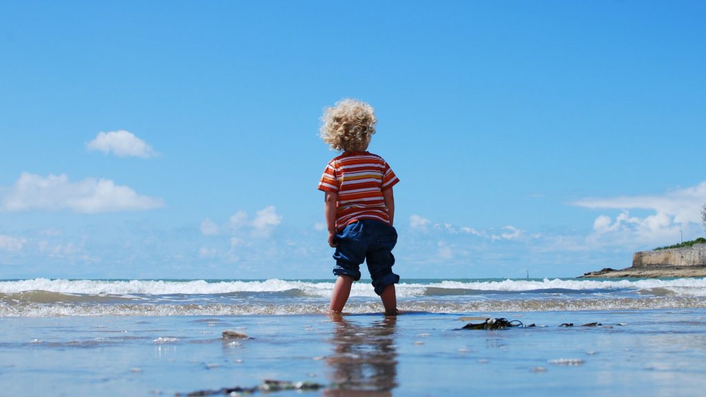 Liselot was haar kind kwijt op het strand_ 'Zat hij naast mensen te poepen in het zand'