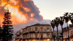 Thumbnail voor Imposant natuurgeweld: uitbarstingen van vulkaan Etna in beeld