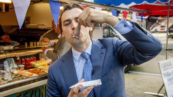 Politie onderzoekt of haringhappende Thierry Baudet coronaregels overtrad op Urk