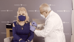 Thumbnail voor Dolly Parton zingt 'vaccine, vaccine' op melodie van 'Jolene' tijdens coronaprik