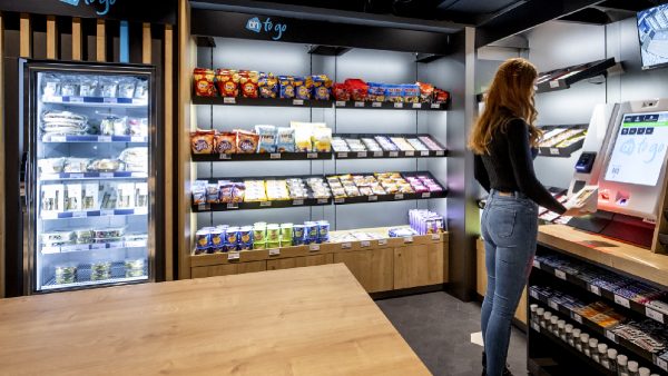 Albert Heijn opent eerste onbemande minisupermarkten in kantoren