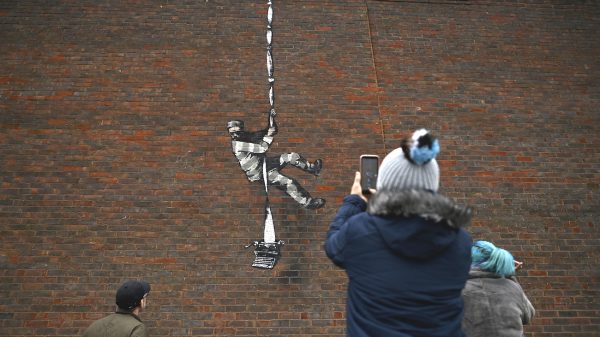 Banksy laat in Bob Ross-video zien hoe hij in het geheim muurschilderingen maakt