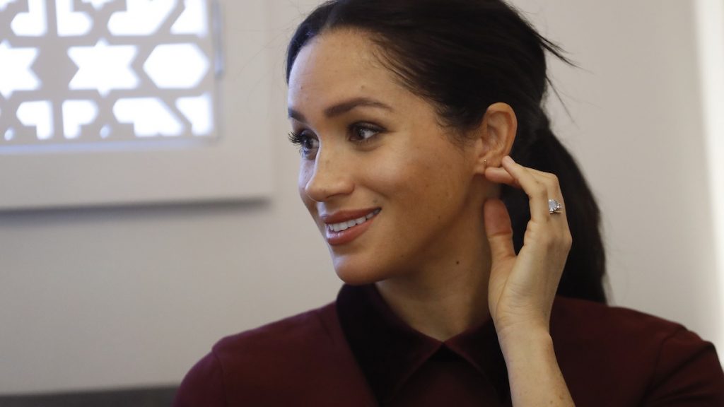 Vrienden Meghan Markle halen hard uit naar koningshuis: 'Zoek iemand anders om te kwellen'