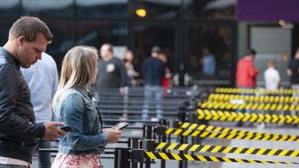 Weer ouderwets in de rij: bekijk beelden van proefevenement in Ziggo Dome