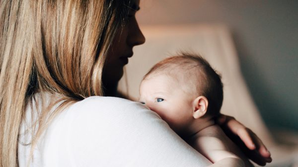 Dit is de reden waarom de geur jouw baby het állerlekkerste is